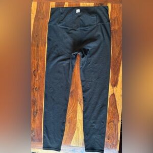 Black Vuori leggings, size Large